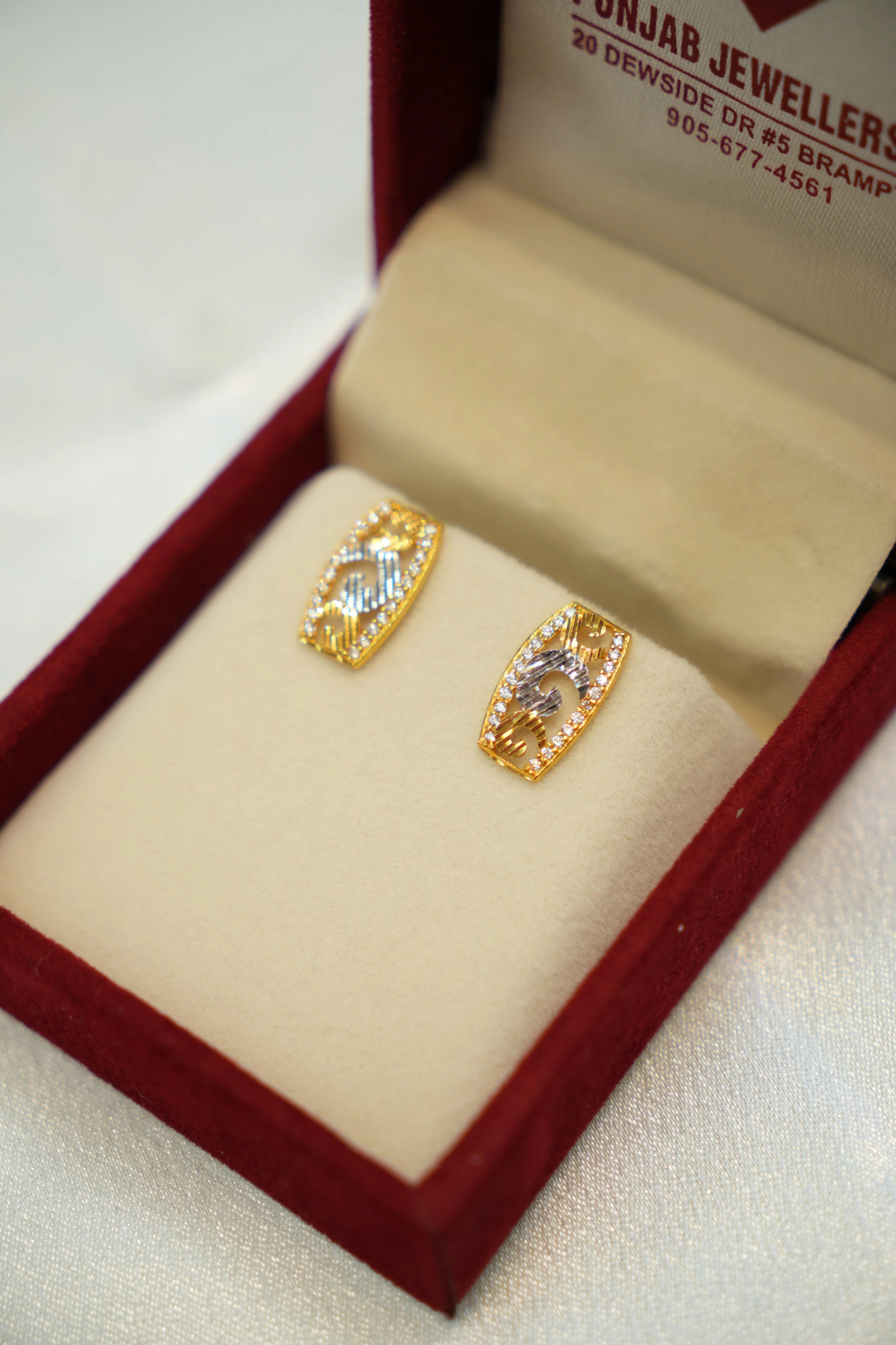 22K Gold Ladies Earrings - Image 3
