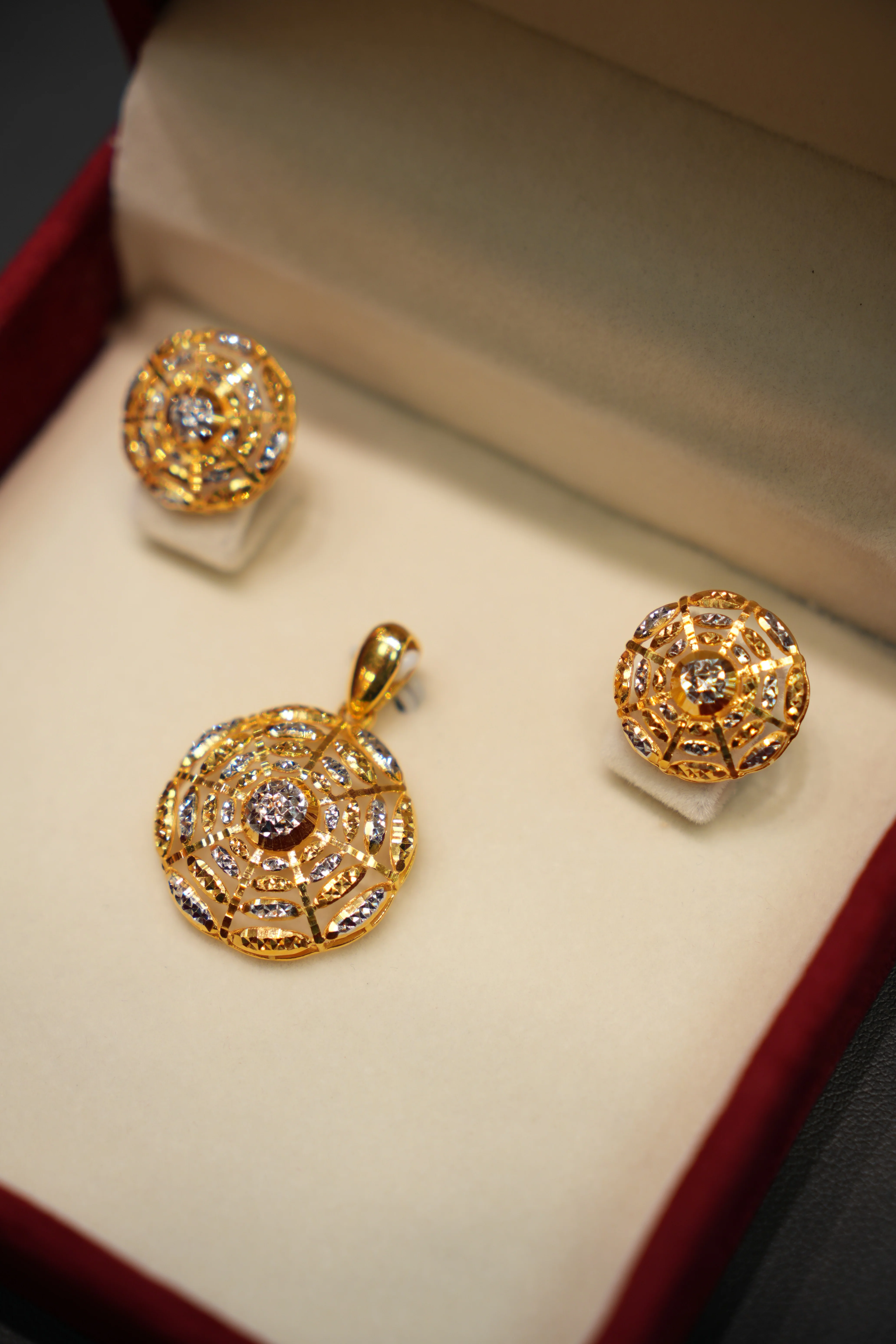 22K Gold Ladies Pendant Set - Image 2