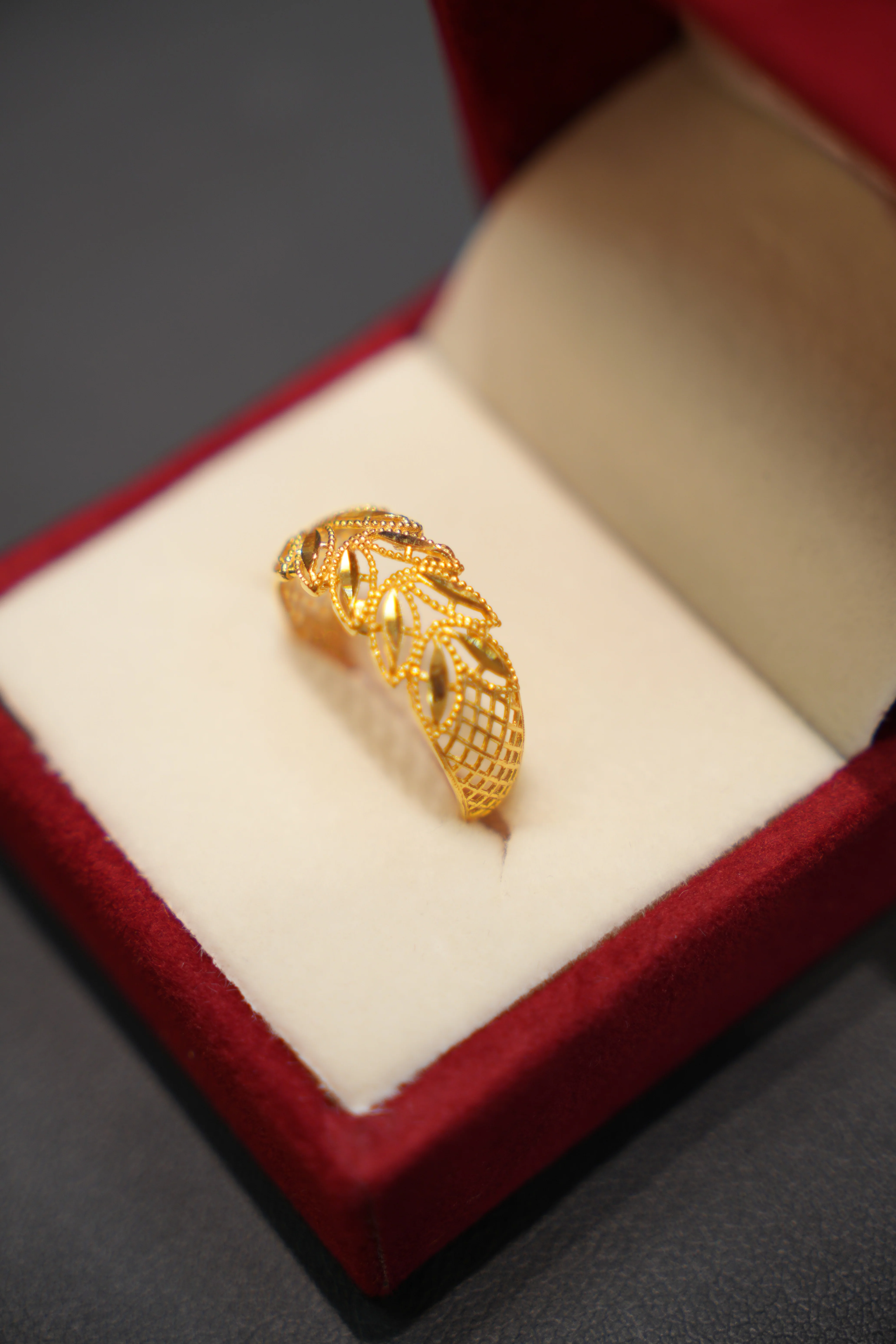 22K Gold Ladies Ring - Image 2