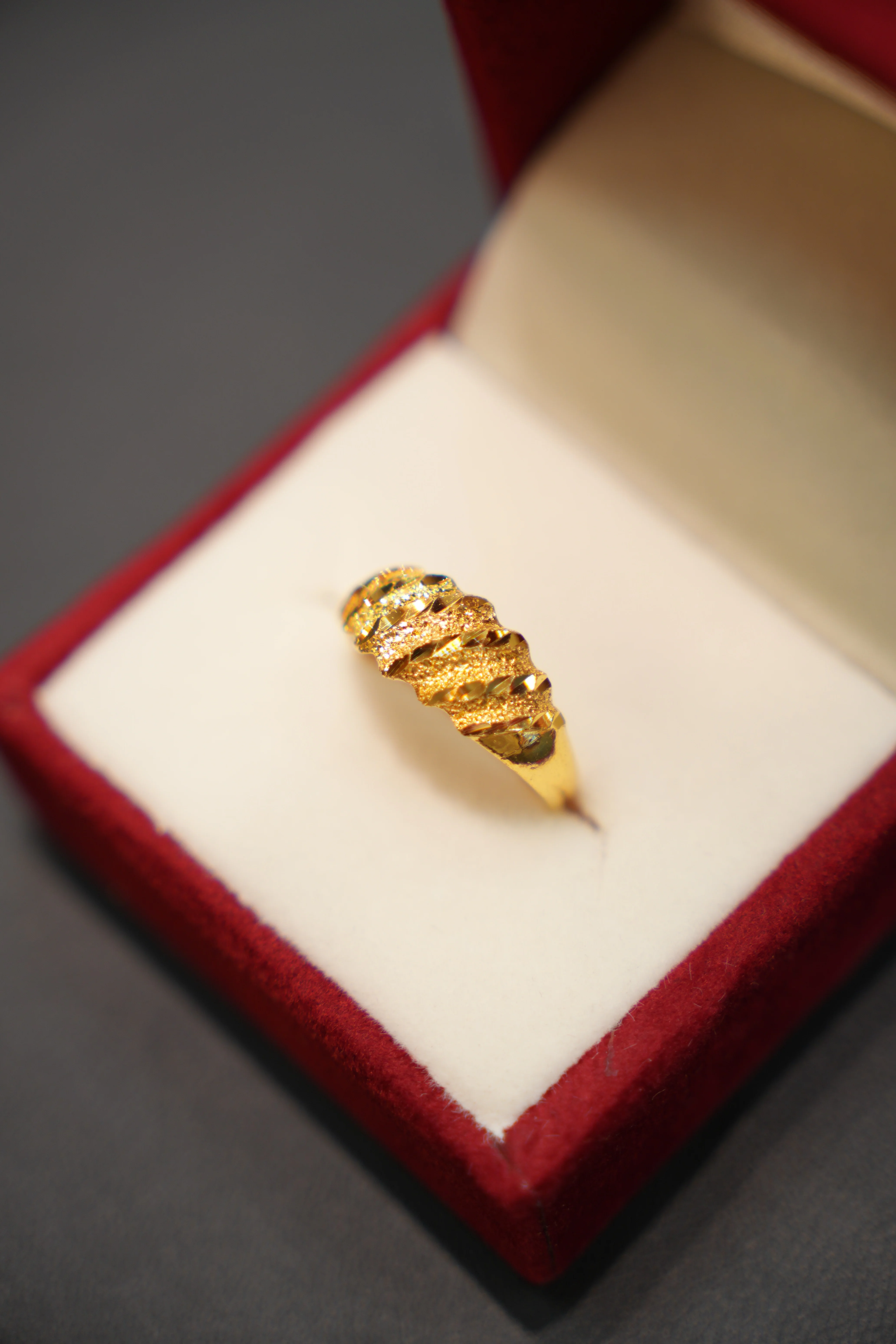 22K Gold Ladies Ring - Image 2
