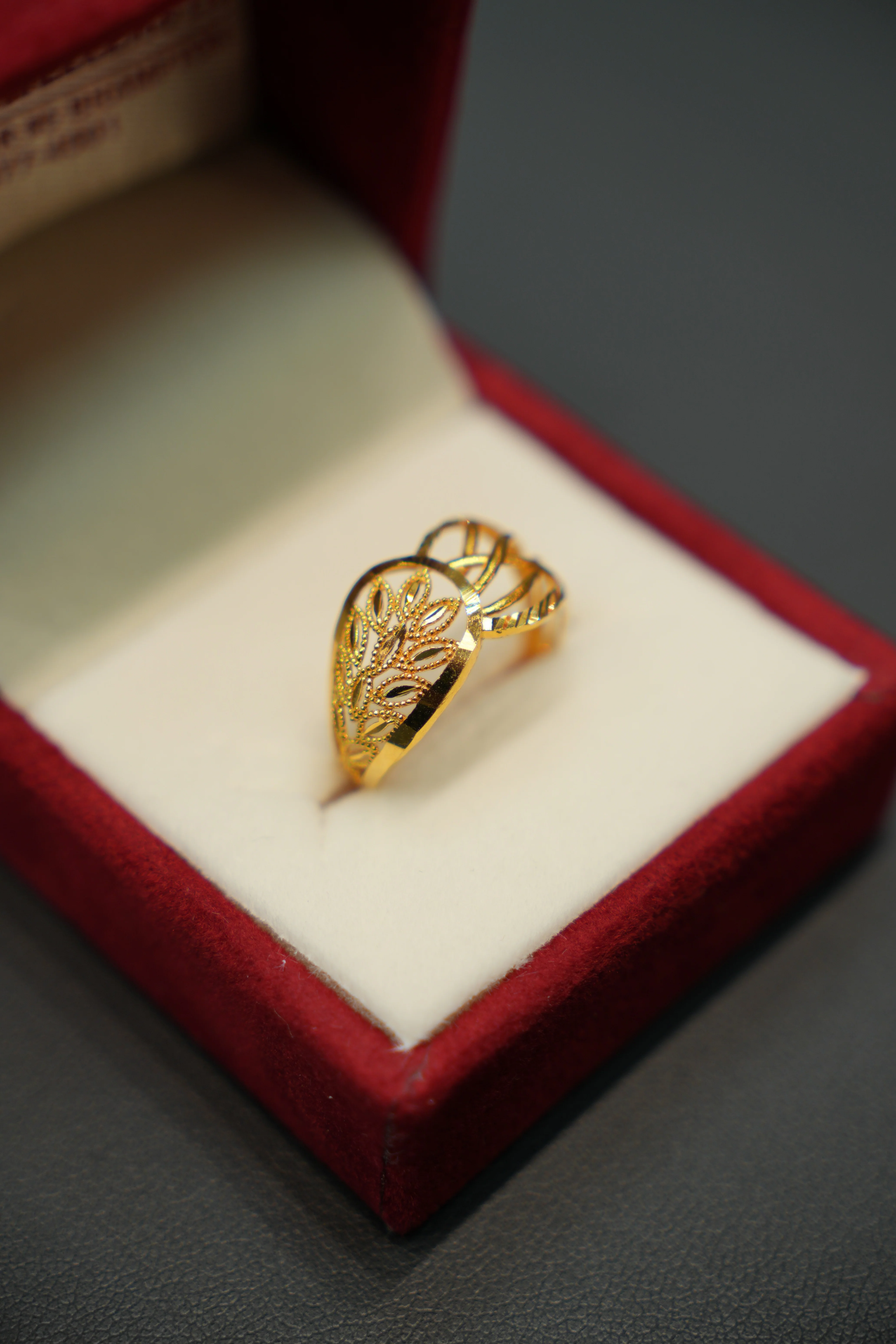 22K Gold Ladies Ring - Image 3