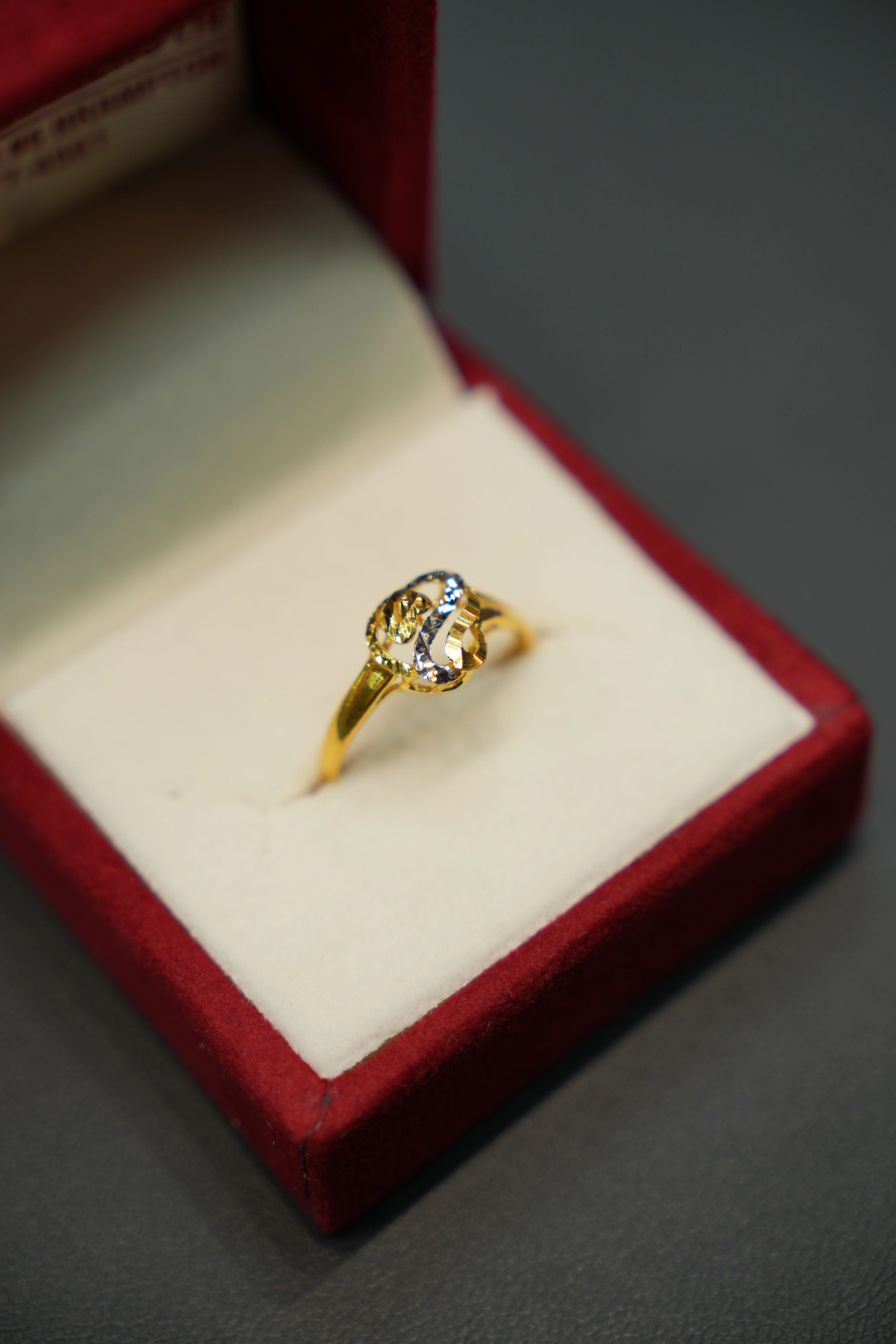 22K Gold Ladies Ring - Image 3