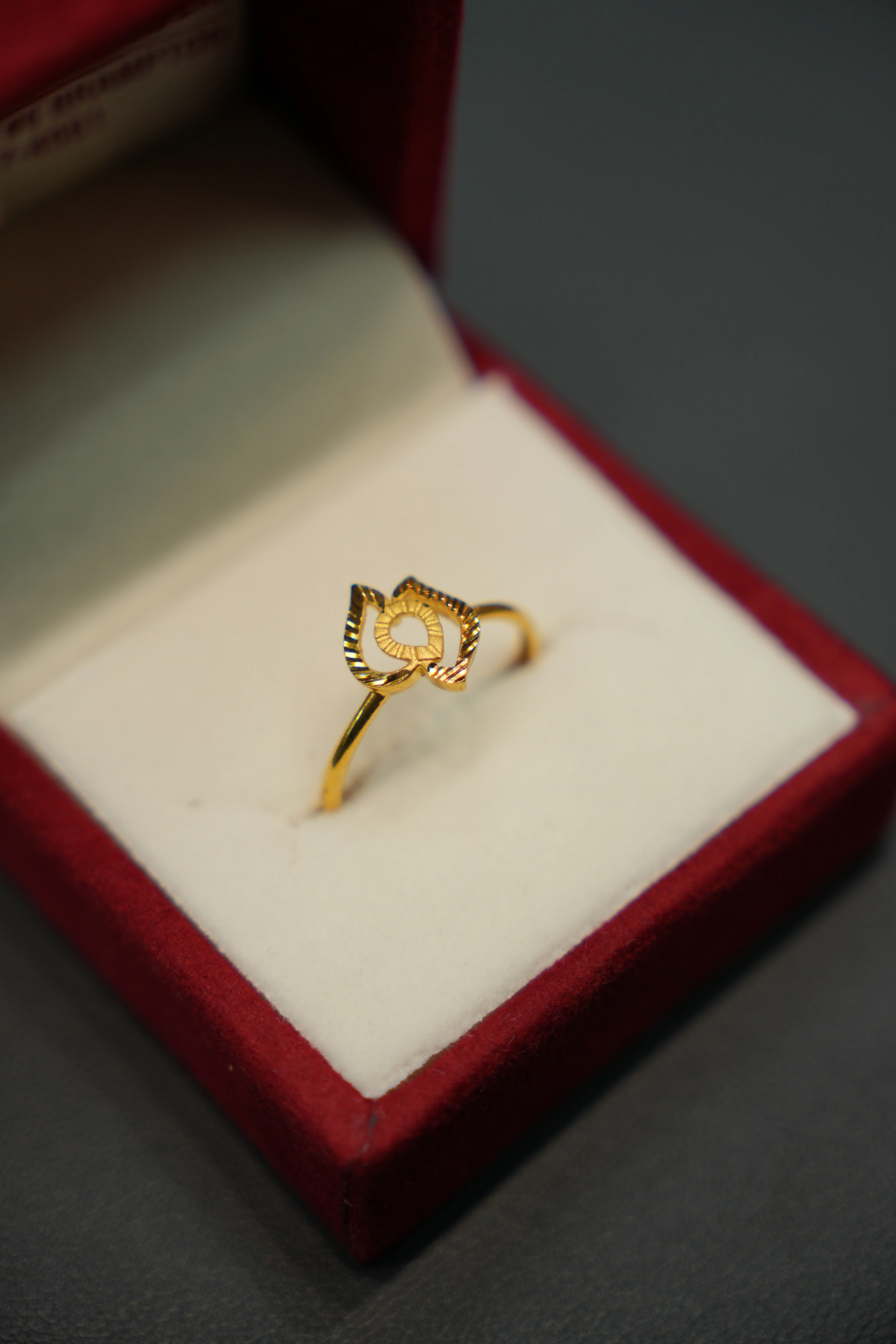 22K Gold Ladies Ring - Image 2