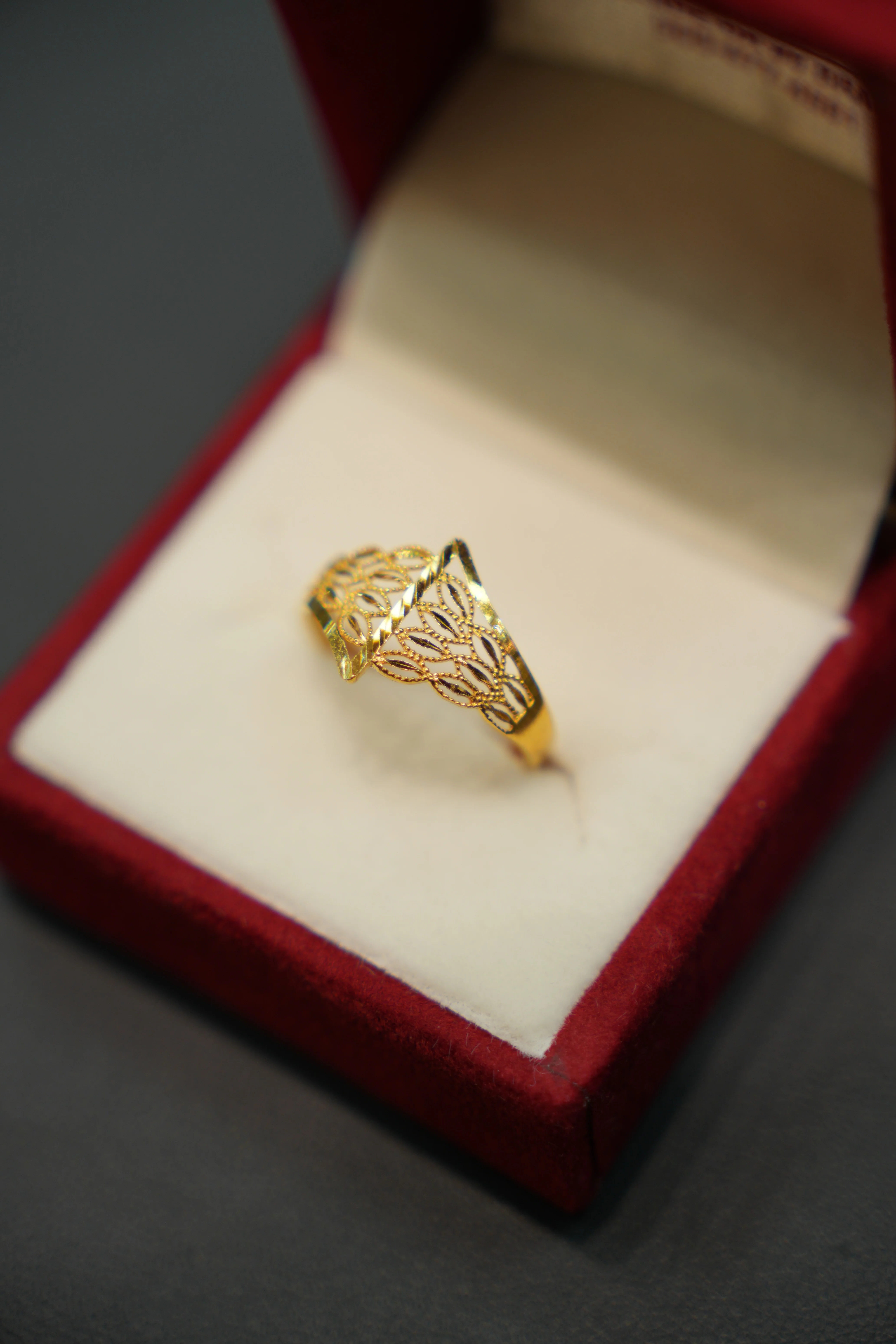 22K Gold Ladies Ring - Image 2