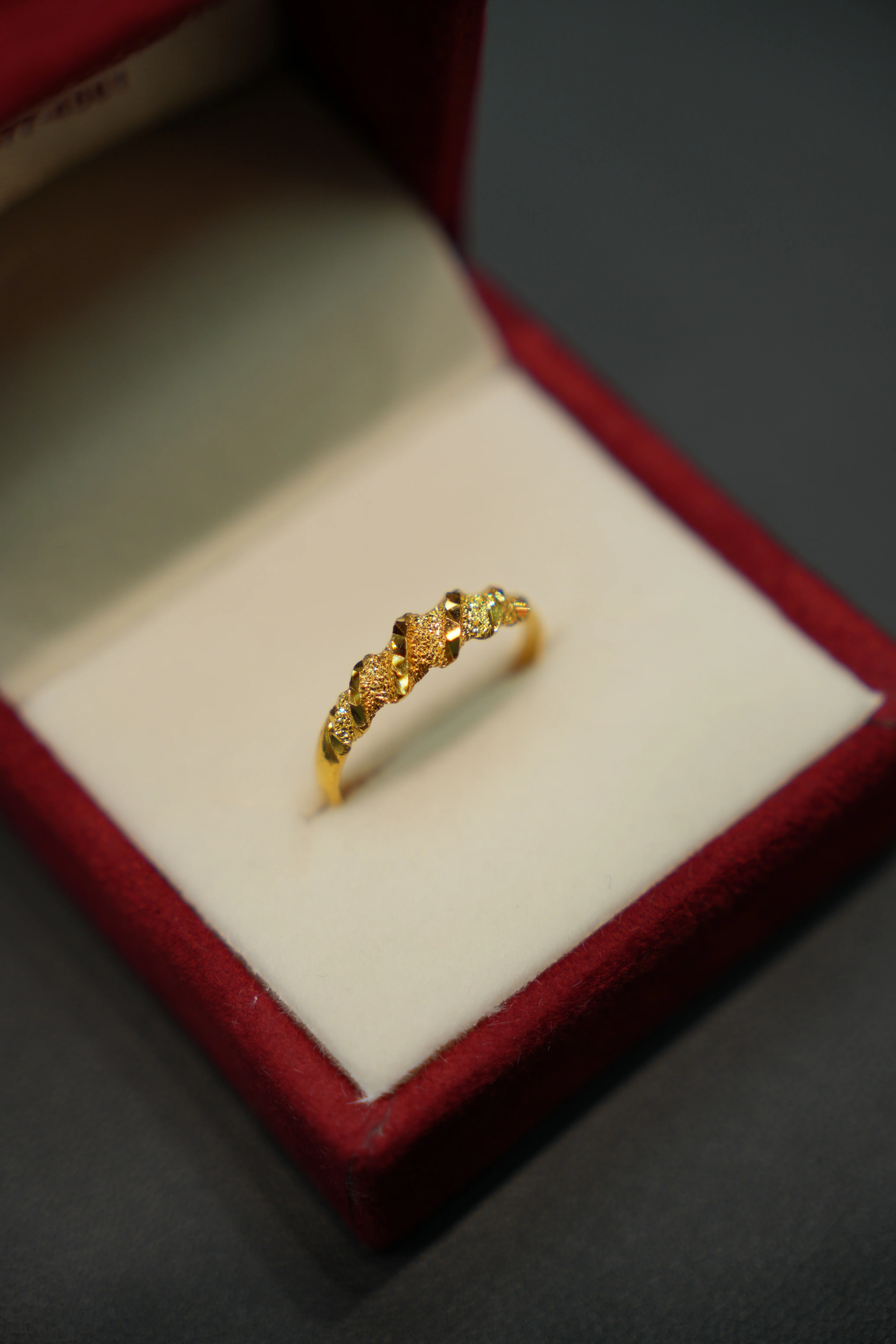 22K Gold Ladies Ring - Image 2