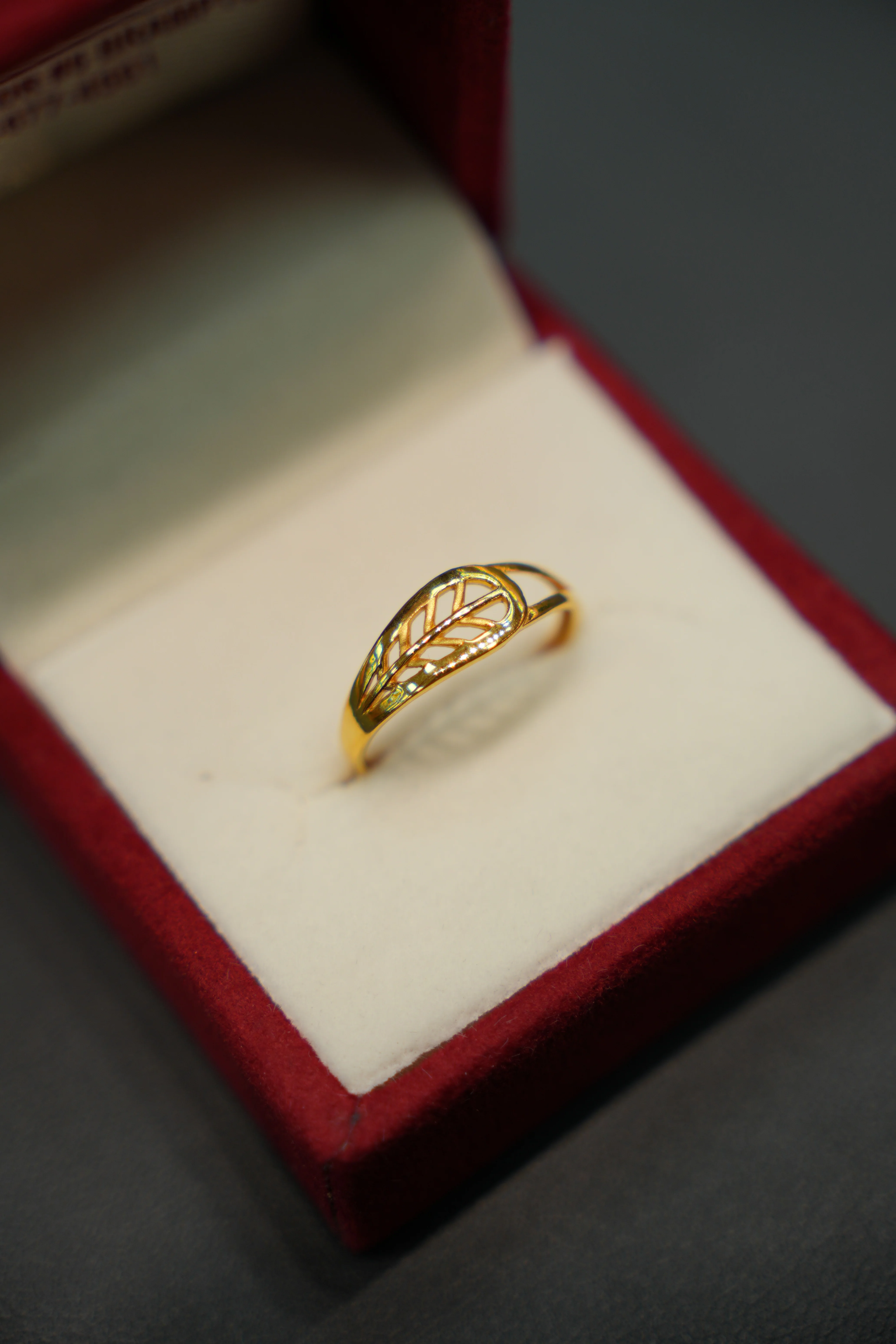 22K Gold Ladies Ring - Image 2