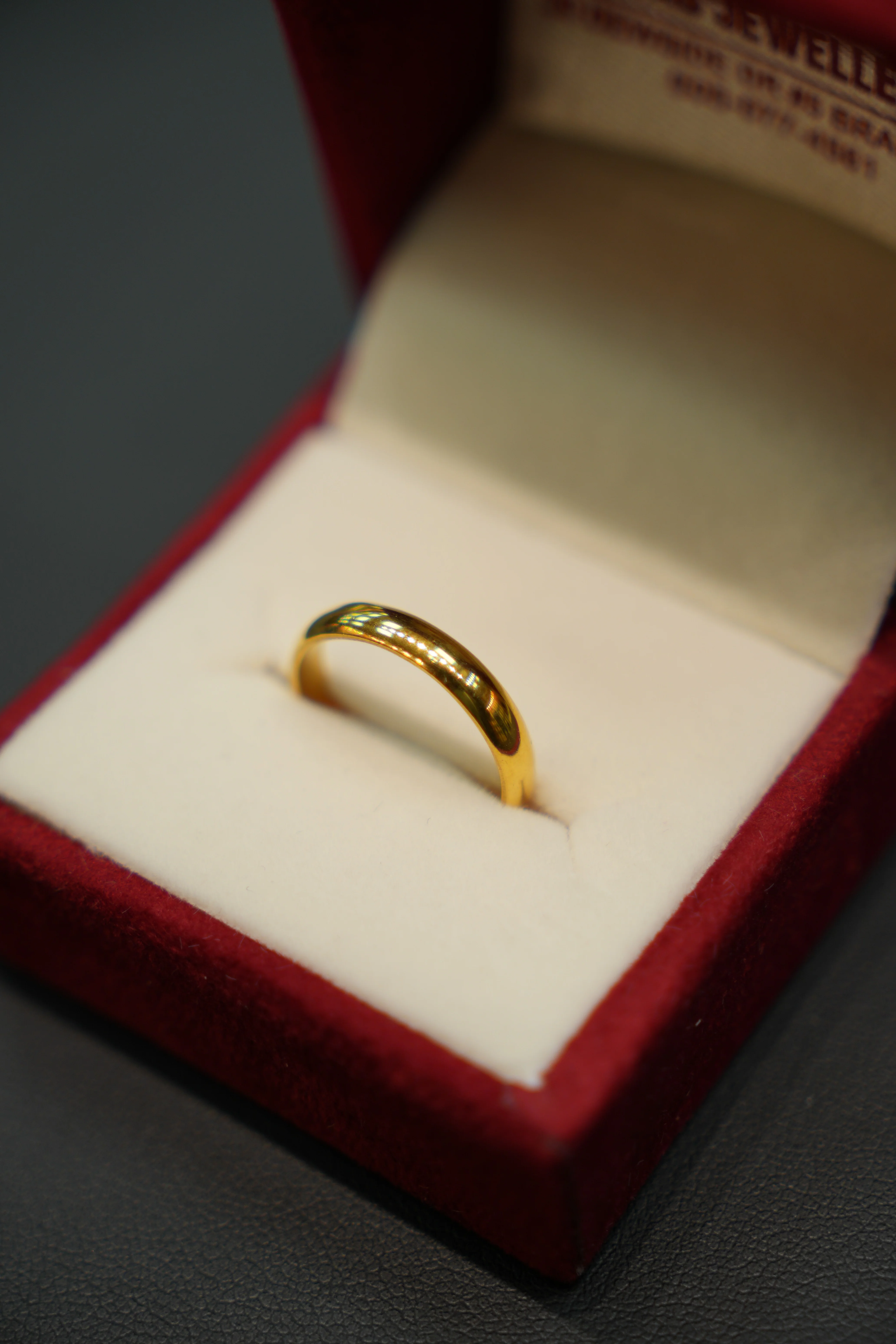 22K Gold Ladies Ring - Image 2