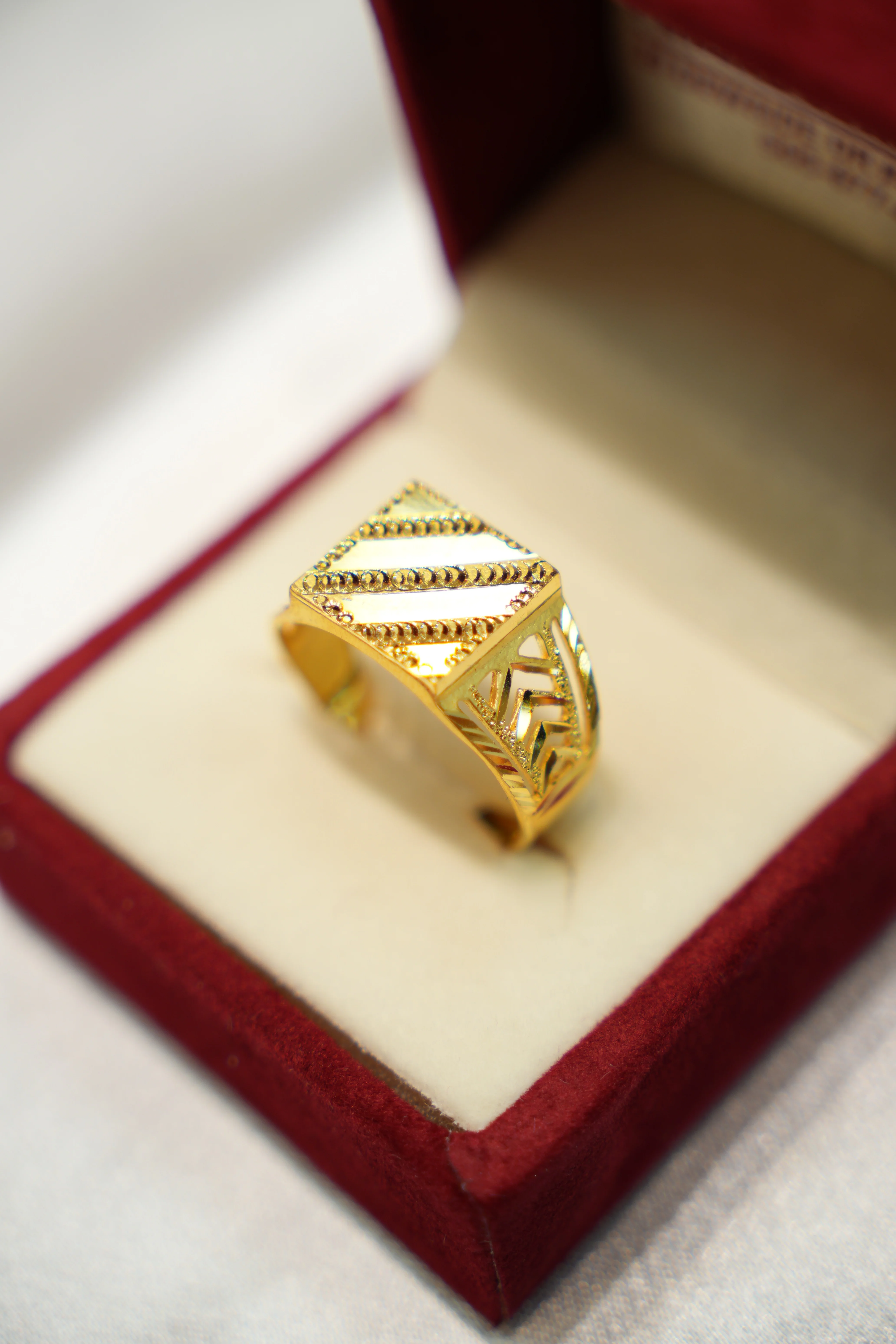 22K Gold Men's Ring - Image 2